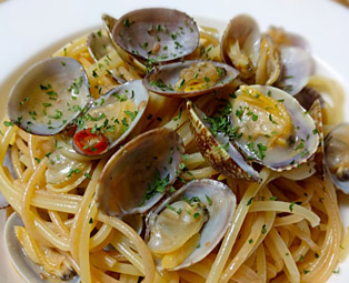 ボンゴレ・ビアンコパスタとミートドリアセット（デザート付）